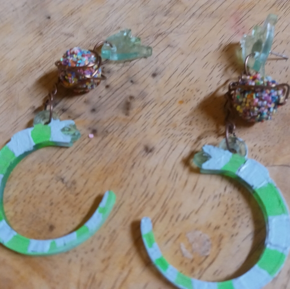 Sandworm and ghost resin earrings - Picture 5 of 6